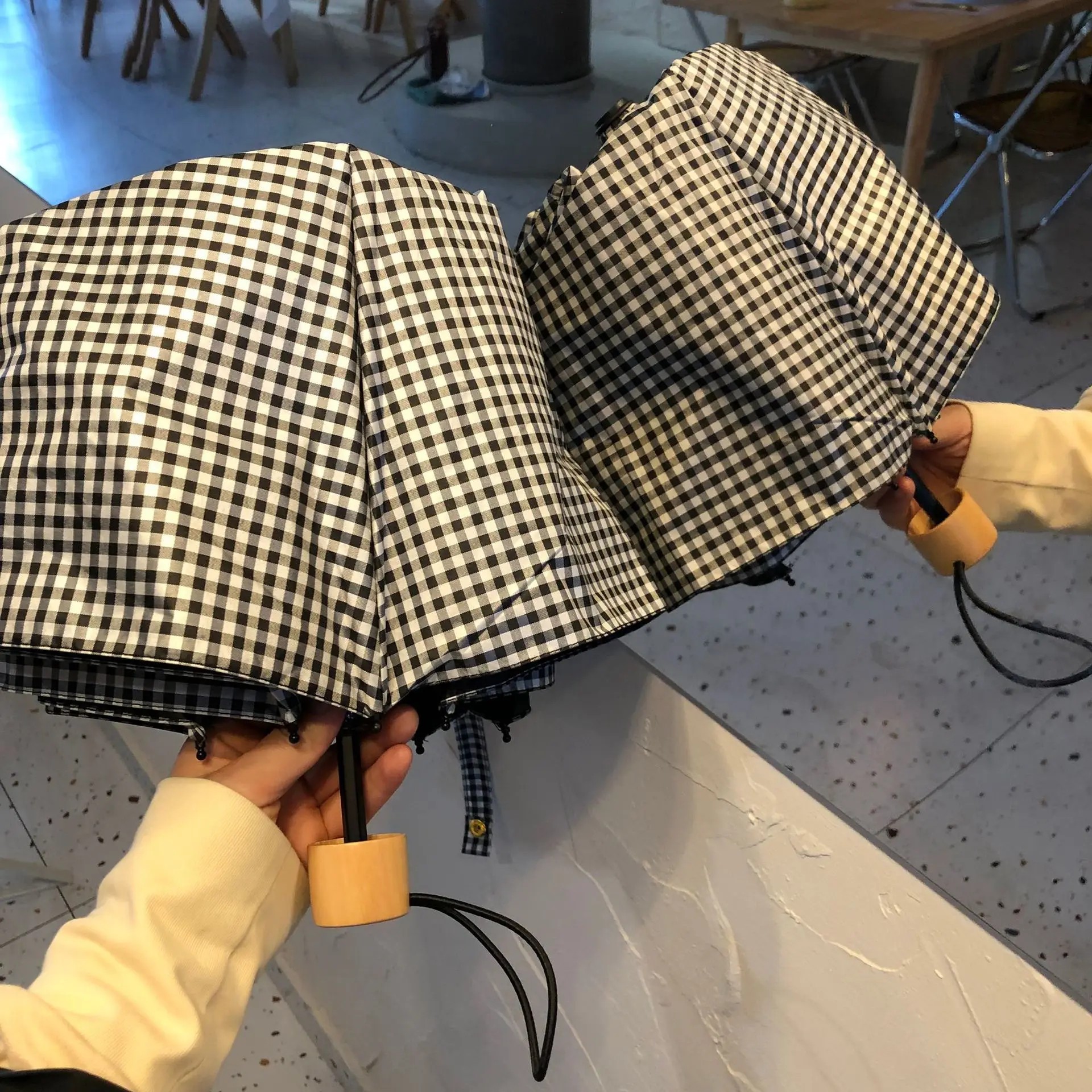 Black and White Checkered Vinyl Sun Umbrellas UV Protection Parasol Maple Handle Rain Shine Women Umbrella with Logo Engraving