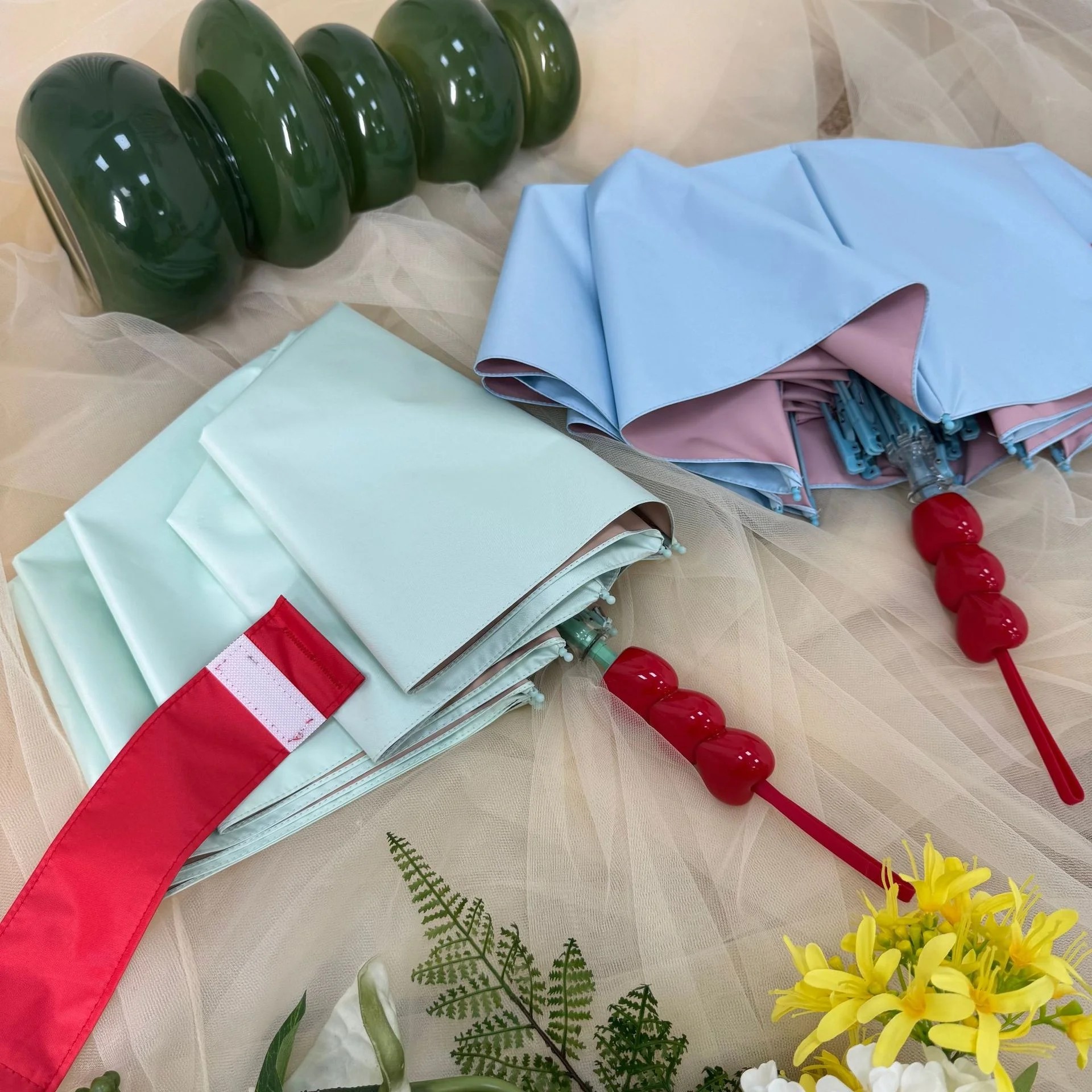 New Colorful Coated Three-Folding Manual Open 8 Ribs 21inch Modern Design Foldable Silicone Strap Heart-Shaped Umbrella